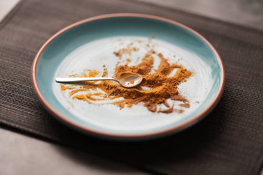 Bir tabakta baharat, zencefil ve tarçın karışımı