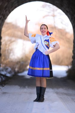 Slovak folklor. Geleneksel kostüm. Slovakça kız 
