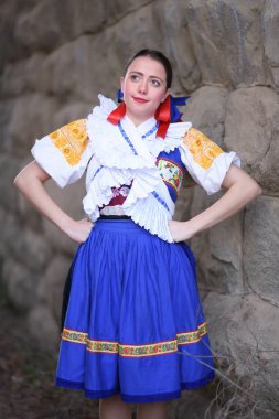 Slovak folklor. Geleneksel kostüm. Slovakça kız 