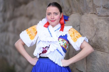 Slovak folklor. Geleneksel kostüm. Slovakça kız 