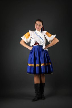 Slovak folklor. Geleneksel kostüm. Slovakça kız 