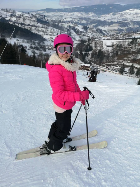 滑雪的女孩喜欢去滑雪胜地 — 图库照片
