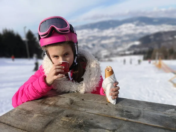 Menina Comer Cachorro Quente Férias Inverno — Fotografia de Stock