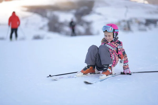 Fille Sur Ski Bénéficie Station Ski — Photo