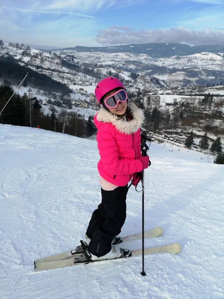 滑雪的女孩喜欢去滑雪胜地 — 图库照片