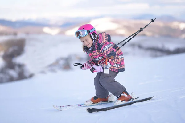 Mädchen Auf Skiern Genießt Das Skigebiet — Stockfoto