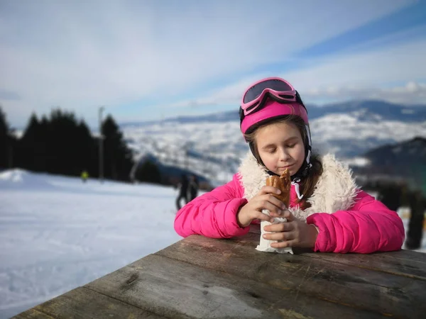 Girl Eating Hot Dog Winter Holiday — Fotografia de Stock