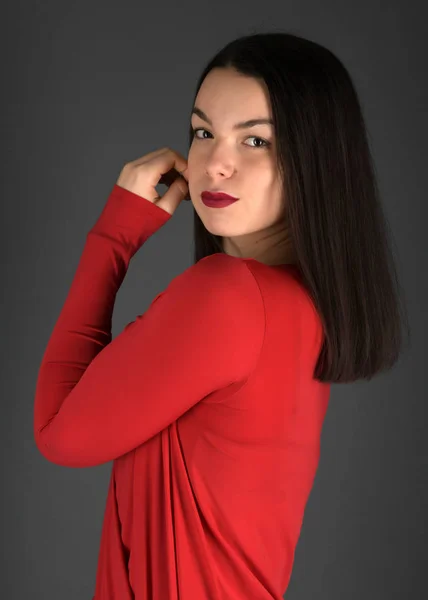 Retrato Uma Bela Jovem Mulher Vestido Vermelho — Fotografia de Stock