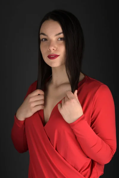 Retrato Uma Bela Jovem Mulher Vestido Vermelho — Fotografia de Stock