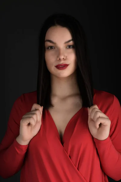 Πορτρέτο Μιας Όμορφης Νεαρής Γυναίκας Κόκκινο Φόρεμα — Φωτογραφία Αρχείου