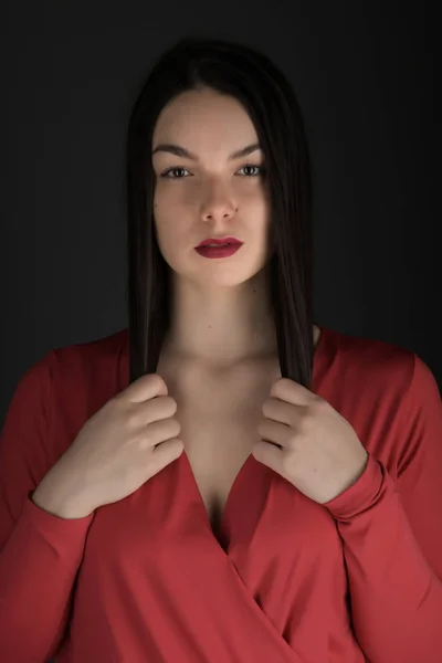 Retrato Uma Bela Jovem Mulher Vestido Vermelho — Fotografia de Stock