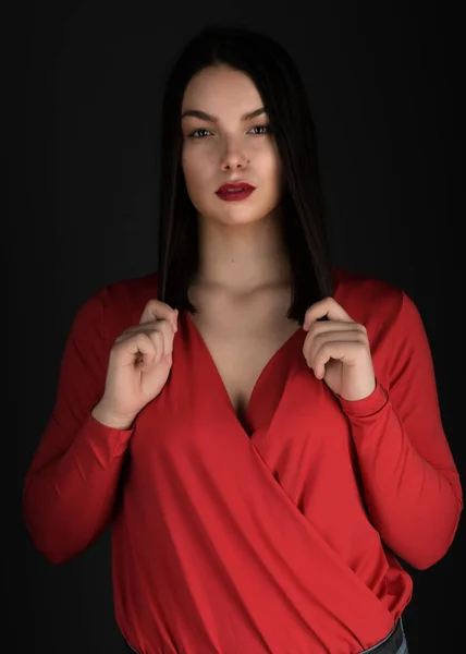 Portret Van Een Mooie Jonge Vrouw Rode Jurk — Stockfoto