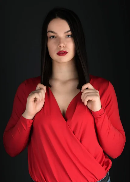 Retrato Uma Bela Jovem Mulher Vestido Vermelho — Fotografia de Stock