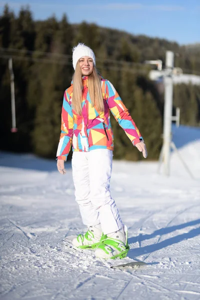 Snowboarder Sur Les Pistes Dans Matinée Ensoleillée — Photo