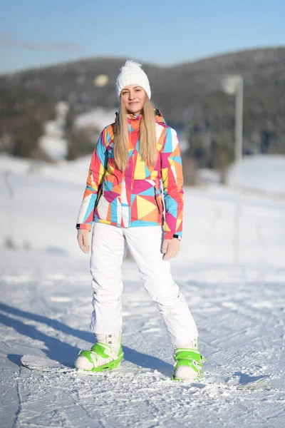 Snowboardåkare Sluttningar Soliga Morgonen — Stockfoto