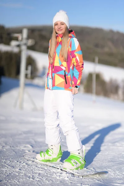 Snowboarder Sonnigen Morgen Auf Der Piste — Stockfoto