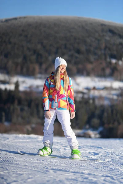 Güneşli Sabah Yamaçlarında Snowboarder — Stok fotoğraf