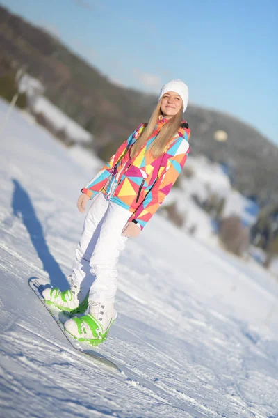 Snowboarder Sonnigen Morgen Auf Der Piste — Stockfoto