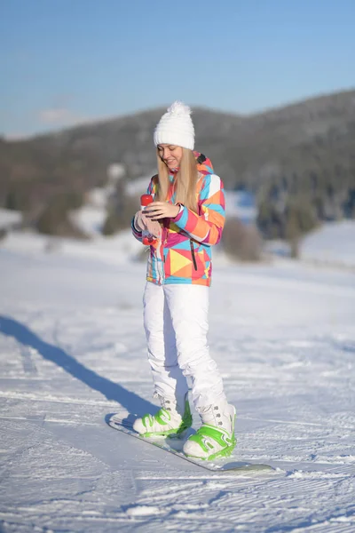 Snowboarder Lejtőin Napfényes Reggel — Stock Fotó