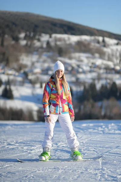 Snowboarderin Hang Sonnigen Morgen — Stockfoto