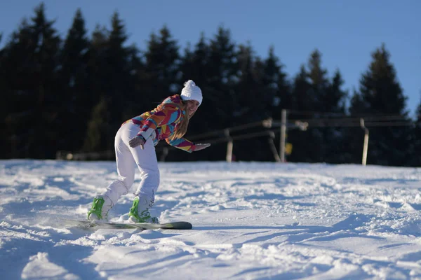 Kvinna Snowboardåkare Sluttning Den Soliga Morgonen — Stockfoto