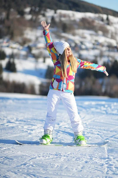Žena Snowboardistka Svahu Slunečném Ránu — Stock fotografie