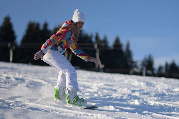 Γυναίκα Snowboarder Μια Πλαγιά Ηλιόλουστο Πρωί — Φωτογραφία Αρχείου