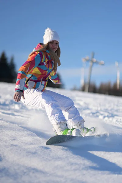 Vrouwelijke Snowboarder Een Helling Zonnige Ochtend — Stockfoto