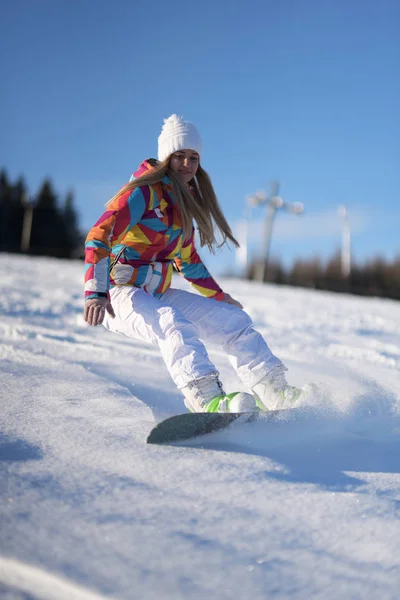 Vrouwelijke Snowboarder Een Helling Zonnige Ochtend — Stockfoto