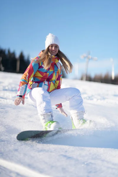 Femme Snowboarder Sur Une Pente Dans Matinée Ensoleillée — Photo