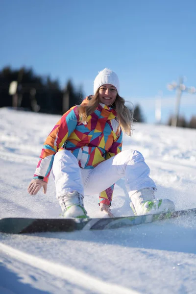 Kvinna Snowboardåkare Sluttning Den Soliga Morgonen — Stockfoto