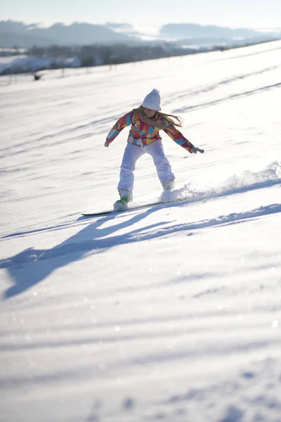 Snowboarder Feminino Uma Encosta Manhã Ensolarada — Fotografia de Stock