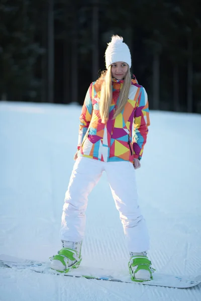 Mujer Snowboarder Una Pendiente Mañana Soleada — Foto de Stock