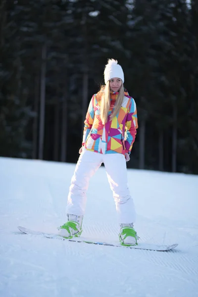 Mujer Snowboarder Una Pendiente Mañana Soleada —  Fotos de Stock