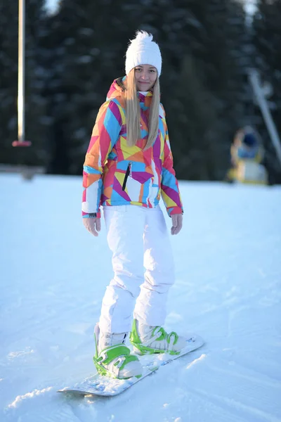 Femme Snowboarder Sur Une Pente Dans Matinée Ensoleillée — Photo