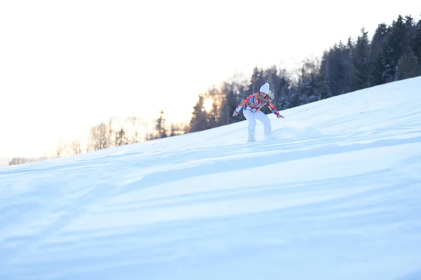 Güneşli Bir Sabah Yamaçta Kadın Snowboardcu — Stok fotoğraf