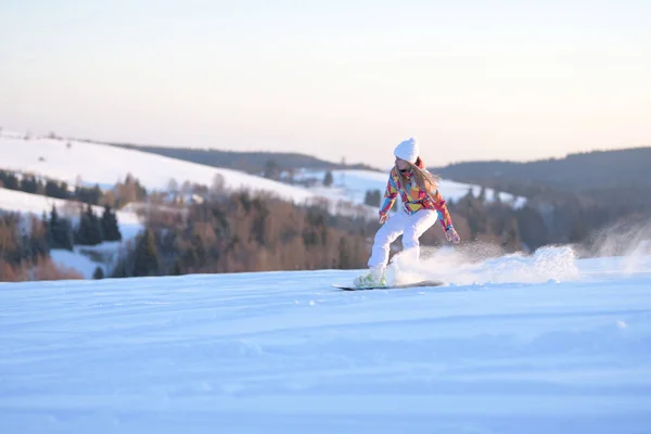Mujer Snowboarder Una Pendiente Mañana Soleada —  Fotos de Stock