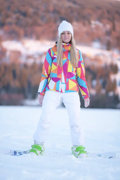 Femme Snowboarder Sur Une Pente Dans Matinée Ensoleillée — Photo