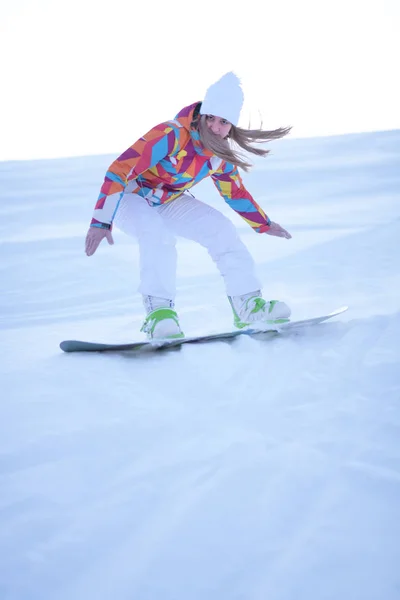 Vrouwelijke Snowboarder Een Helling Zonnige Ochtend — Stockfoto