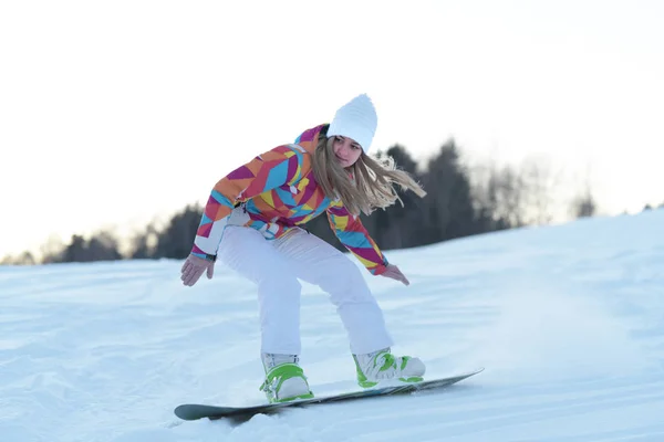 Γυναίκα Snowboarder Μια Πλαγιά Ηλιόλουστο Πρωί — Φωτογραφία Αρχείου