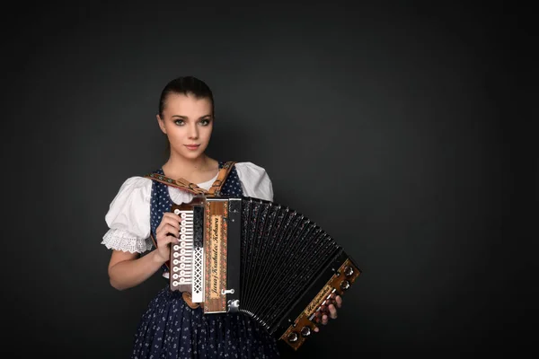 Jonge Mooie Slovak Vrouw Traditioneel Kostuum — Stockfoto