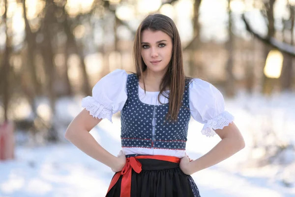 Jonge Mooie Slovak Vrouw Traditioneel Kostuum — Stockfoto