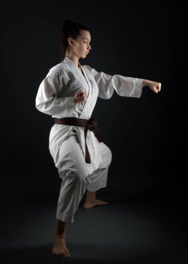 Onun Karate hamle pratik geleneksel Kimono giymiş genç kadın