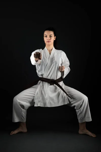 Ung Kvinna Klädd Traditionell Kimono Öva Sin Karate Flyttar — Stockfoto