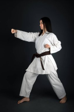 Onun Karate hamle pratik geleneksel Kimono giymiş genç kadın