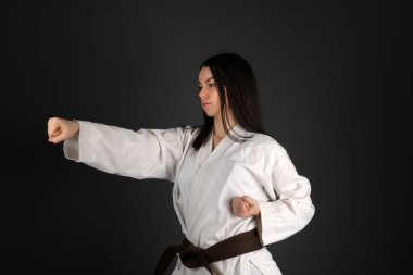 Onun Karate hamle pratik geleneksel Kimono giymiş genç kadın