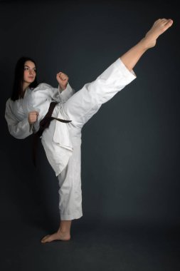 Onun Karate hamle pratik geleneksel Kimono giymiş genç kadın