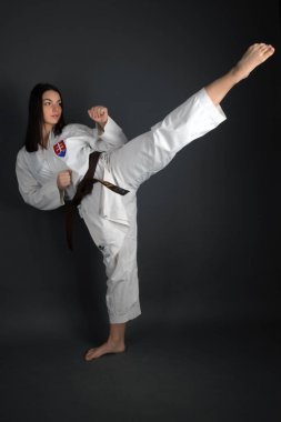 Onun Karate hamle pratik geleneksel Kimono giymiş genç kadın