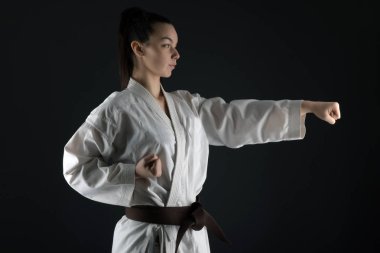Onun Karate hamle pratik geleneksel Kimono giymiş genç kadın