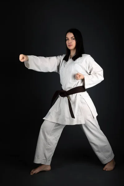 Mladá Žena Oblečená Tradiční Kimono Cvičí Své Pohyby Karate — Stock fotografie